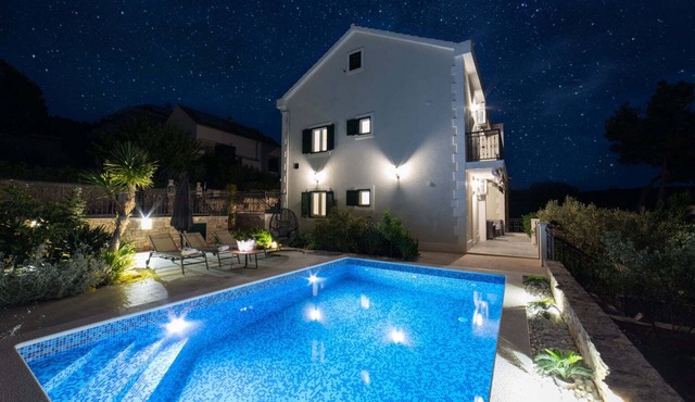 Villa Sun Garden - 4 star villa with heated swimming pool, 50m from the sea