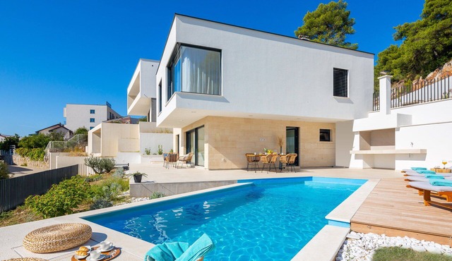 Villa Sun Kissed with Pool