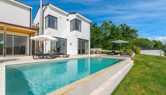 Villa Sunset - villa with private pool and squash court, just a short drive from the beach in Porec