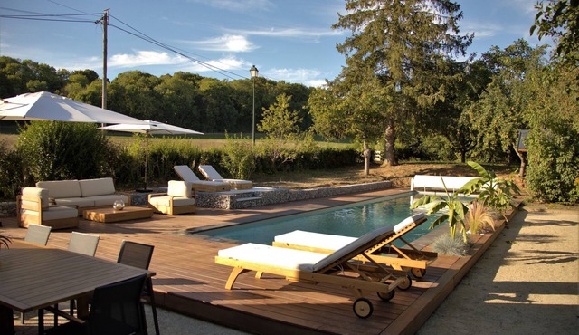 Villa surrounded by nature with exotic swimming pool