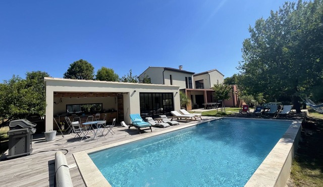 Villa surrounded by vineyards: modernity, calm and rest