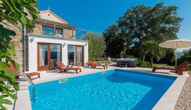 Villa Sussini in Central Istria for 8 people with jacuzzi & pet friendly