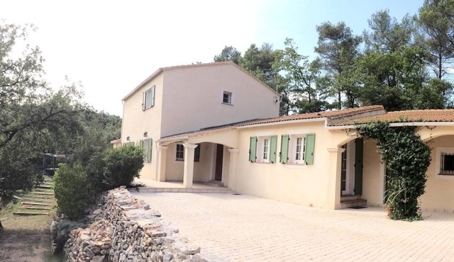 Villa Swimming pool 210m2/3000m2 In the countryside but 15 minutes walk from Saint Maximin