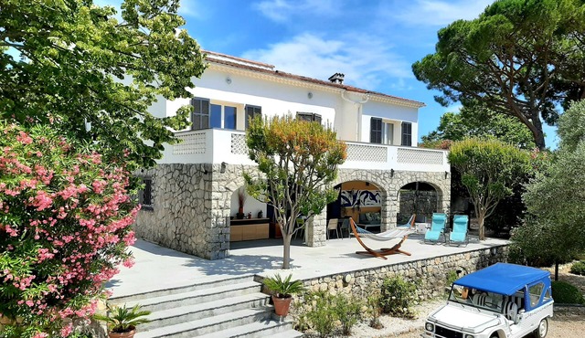 Villa: swimming pool, bar, pétanque, panoramic view, 20 minutes from the sea