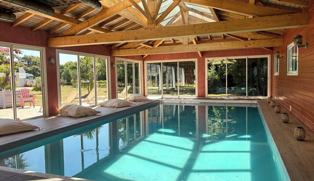 Villa Sylvia: Indoor Pool, Spa, Billiards, Sleeps 14, Near Ocean