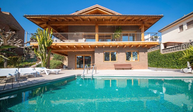 Villa Torrelles: Pool and views 20min to Barcelona