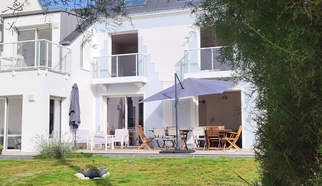 Villa Tamaris (Port Vril), a magnificent waterfront villa.