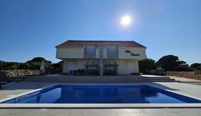 Villa Tamaris - Two Bedroom Holiday Home with Terrace and Swimming pool
