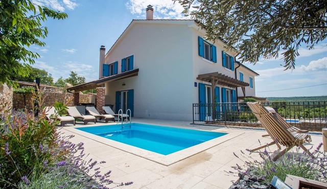 Villa Tana with a swimming pool, outdoor kitchen, BBQ & SUP
