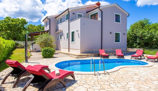 Villa Tara with heated pool by Villas Guide