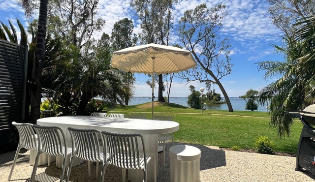 Villa Tarni Unit 7 Lake Mulwala frontage and short walk to all clubs