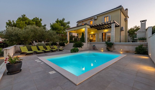Villa Tatijana, only 30 m from the beach, island getaway, private pool, privacy provided