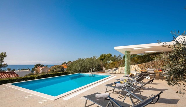 Villa Tela with Swimming Pool