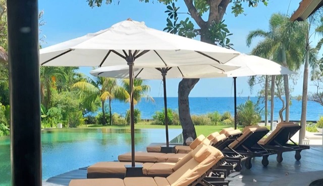 VILLA TERANG BULAN: True Blue Tropical Luxury 4BR Beachfront Villa w/Staff