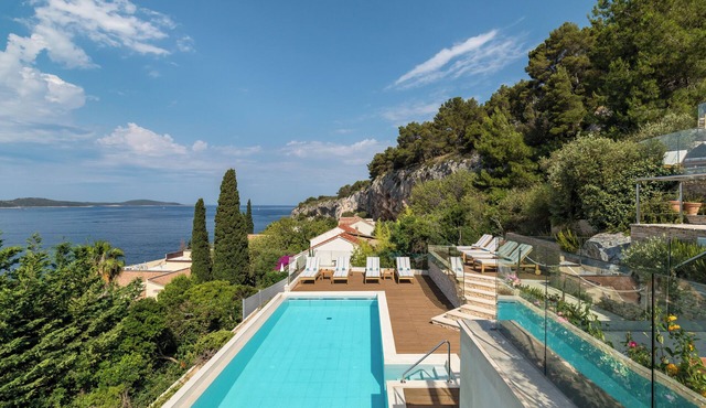 Villa Terra, a renovated villa with 8 bedrooms/private pool, and amazing views
