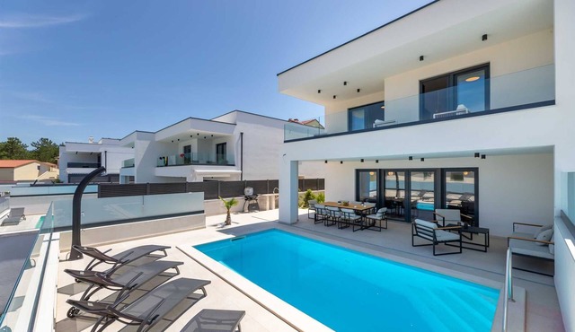 Villa Terra Bianca with heated pool & Seaview