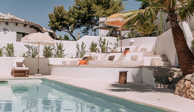 Villa 'The June Boutique' with Sea View, Wi-Fi and Air Conditioning