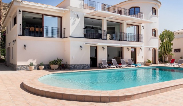 Villa Thorodin breathtaking 14P villa 1st line sea