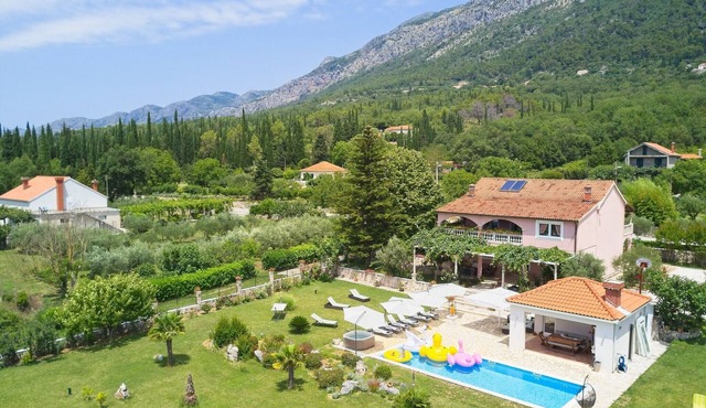 Villa Thousand Roses - Four-Bedroom Villa with Terrace and Swimming Pool