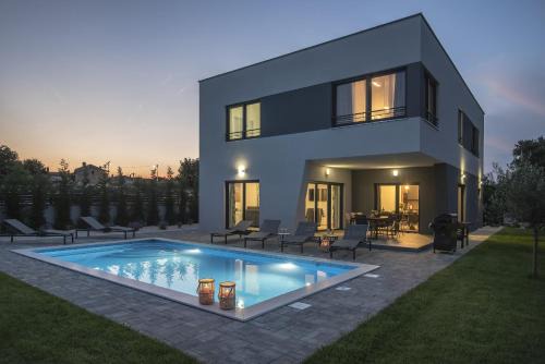 Villa Tika in Pula for families with kids playground