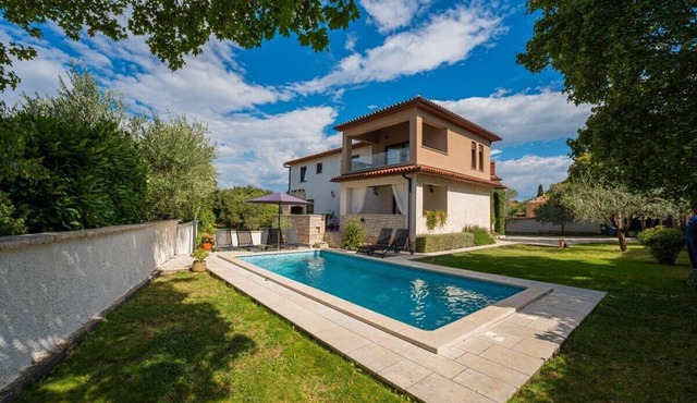 Villa Tina * 1900 m2 garden, private pool, terrace with BBQ, WiFi