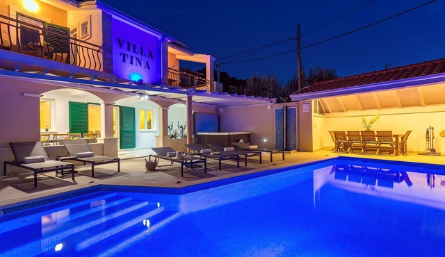 Villa Tina - luxurious accomodation with heated pool, a Jacuzzi, 6 bedrooms