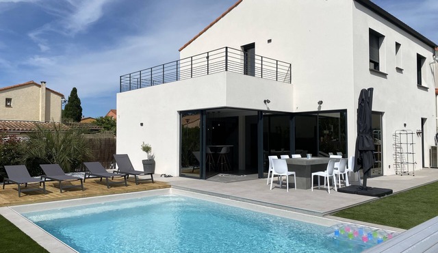 Villa Tomeva, new house with heated pool, 400 meters from the beach.