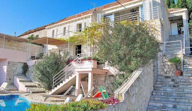 Villa Tony - Five Bedroom Villa with Terrace, Swimming Pool and Sea View