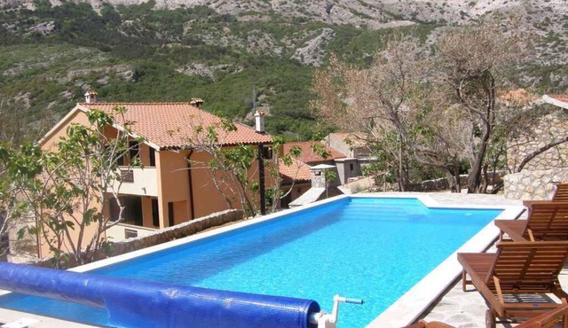 Villa traditionally furnished with swimming pool and barbecue terrace