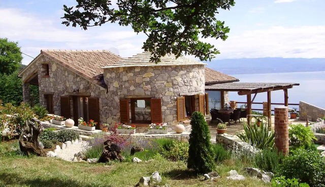 Villa Tramontana - Stone villa with pool & sea views just a few minutes' drive from the beach