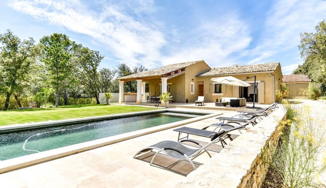 “Villa Tranquilla: Charming Retreat with Swimming Pool in Lourmarin”