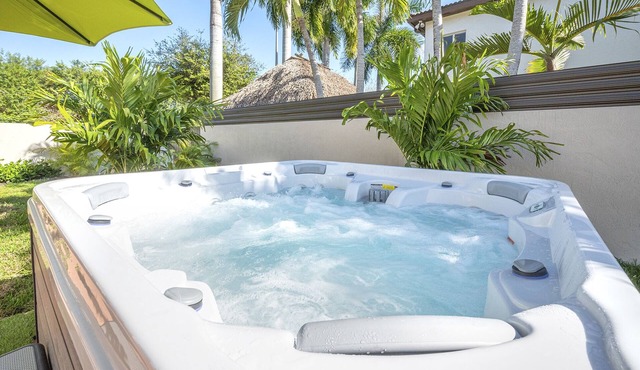 Villa tropical Miami, stay in this 4-bed ,3 bathsnWiFi /fitness room and hot tub