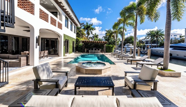 Villa Tropical, Waterfront location off Las Olas in Seven Isles