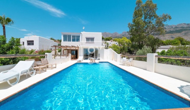 Villa Tutti sur Mer, boho style, private heated pool, mountain views - by Oyoostays