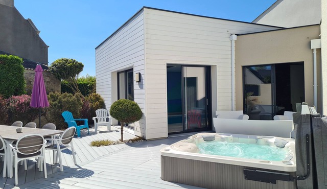 Villa Ty Mam'Goz, Brittany Santec spa, indoor swimming pool, 50 m from the beach.