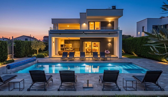Villa Ula in Pula with heated pool, sauna & private tennis court