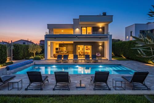 Villa Ula in Pula with heated pool, sauna & private tennis court