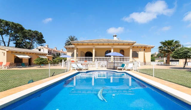 Villa Una Fuente de Sol with swimming pool, garden and Wi-Fi