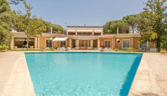 Villa up to 14 people to play PGA Golf. With pool, billiards and table football