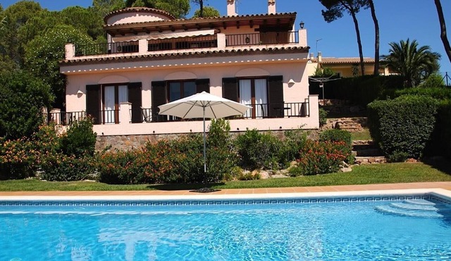 "Villa Urgell" with Pool, Wi-Fi, Terrace and Garden