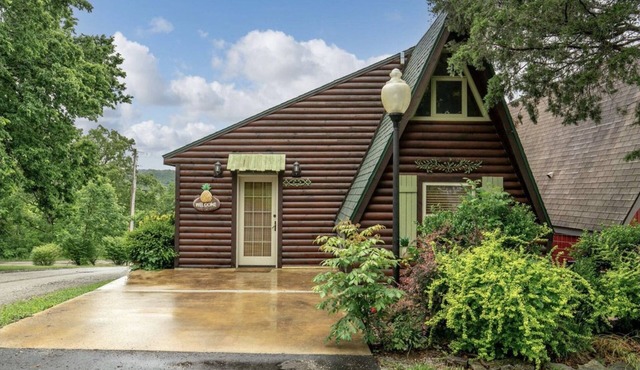 Villa vacation lake rental near Dogwood Canyon and Kimberling City, MO.