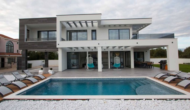 Villa Vagabundo with Pool