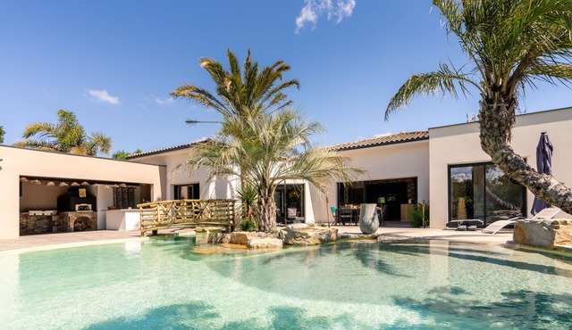 Villa Vaiana, Lagoon Pool under the Tropics