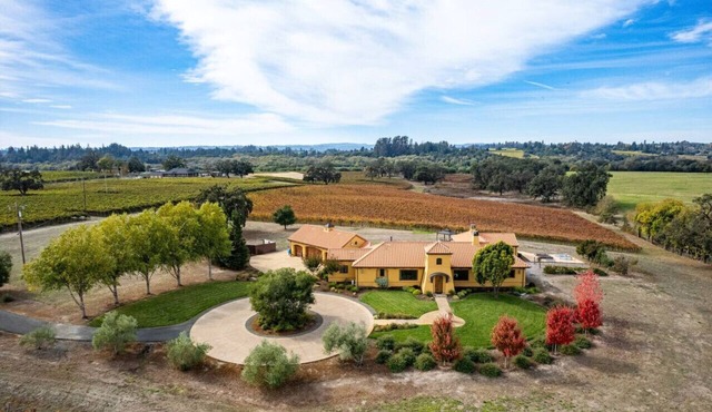 Villa Valentina: Situated on 3.5 picturesque wine country acres surrounded by vineyards