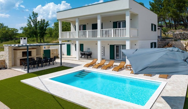 Villa Vallis with pool