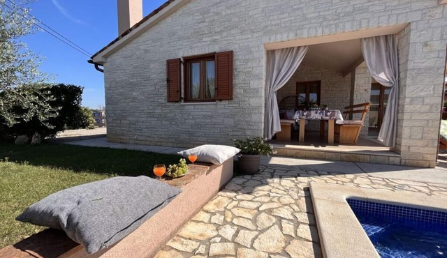 Villa van steen Mirela