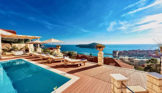 Villa Vega - Three Bedroom Villa with Swimming Pool