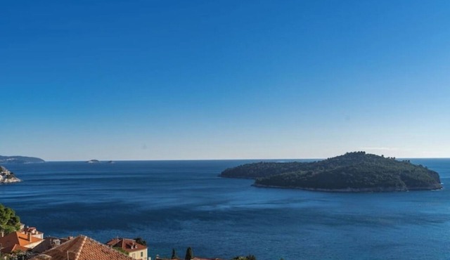 Villa Vega - Three Bedroom Villa with Terrace, Swimming Pool, City and Sea View