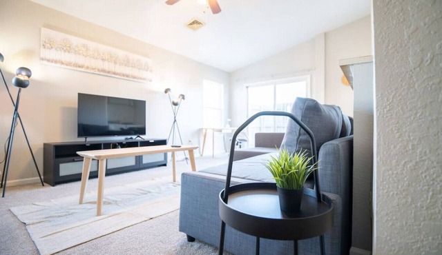 VILLA VERBENA - Sleek 3 BD in Pekin