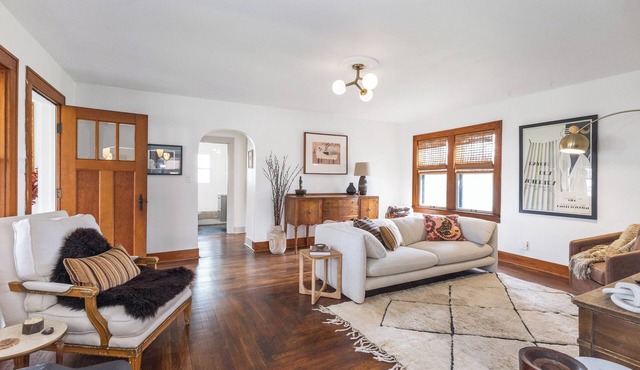 Villa Verde -Eclectic Cottage with WiFi and AC in Three Oaks